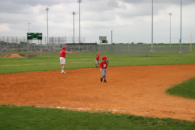 2007/05(May)/Titans-T-ball/640x480_IMG_9929.JPG