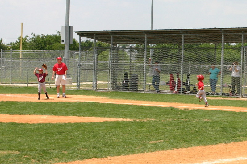 2007/05(May)/Titans-T-ball/800x600_2007-05-12-Titans-020-August.JPG