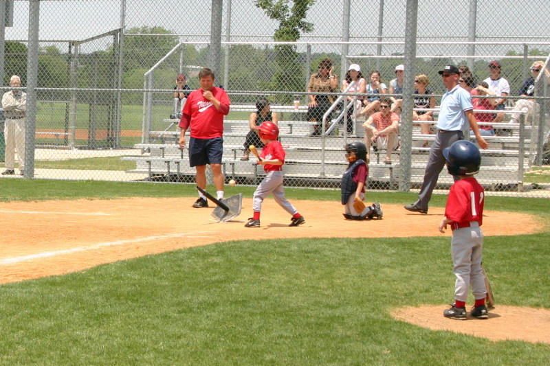 2007/05(May)/Titans-T-ball/800x600_2007-05-12-Titans-045-Case.JPG