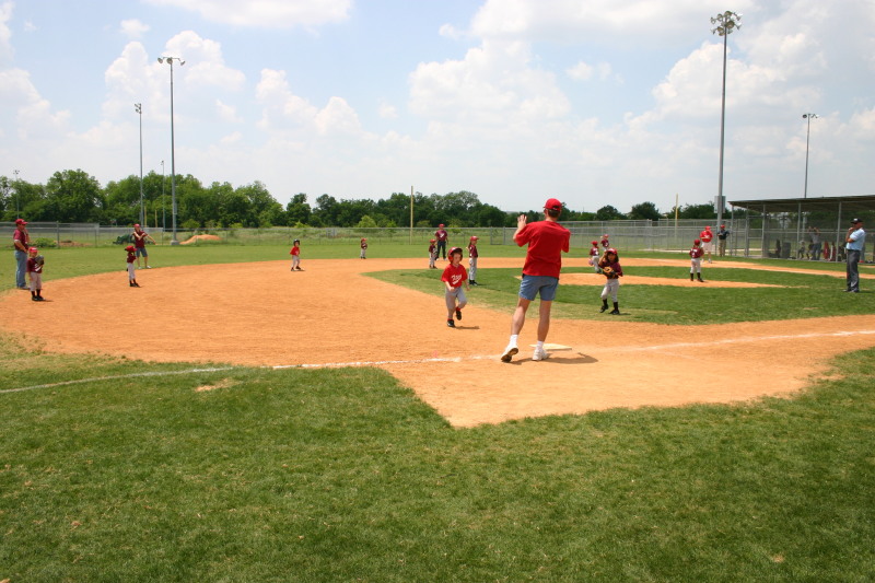 2007/05(May)/Titans-T-ball/800x600_2007-05-12-Titans-066-Case.JPG