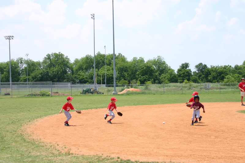 2007/05(May)/Titans-T-ball/800x600_2007-05-12-Titans-089-Koby-Dax-Nick.JPG