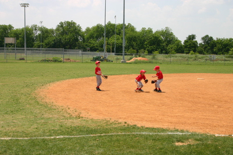 2007/05(May)/Titans-T-ball/800x600_2007-05-12-Titans-090-Koby-Dax-Nick.JPG