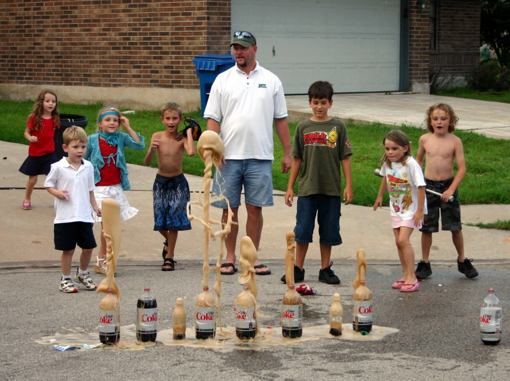 2007/07(July)/4th-of-July/1024x768_2007-07-04-26-diet-coke-and-mentos-GREAT.JPG