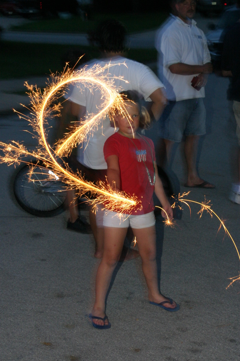 2007/07(July)/4th-of-July/800x600_2007-07-04-82-Brittney-sparkler.JPG