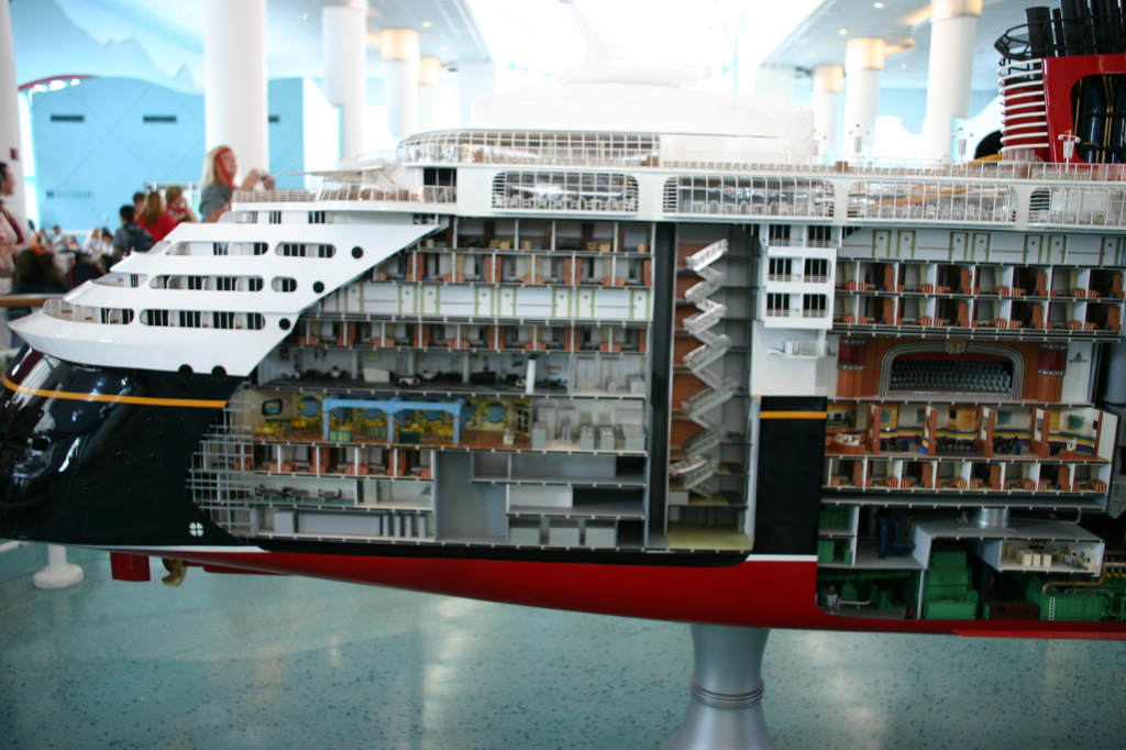 2007/09(September)/2007-Disney-Cruise/Day1/1024x768_2007-09-22-Disney-Magic-Cruise-08-model-ship.JPG