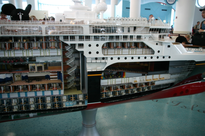 2007/09(September)/2007-Disney-Cruise/Day1/800x600_2007-09-22-Disney-Magic-Cruise-11-model-ship.JPG