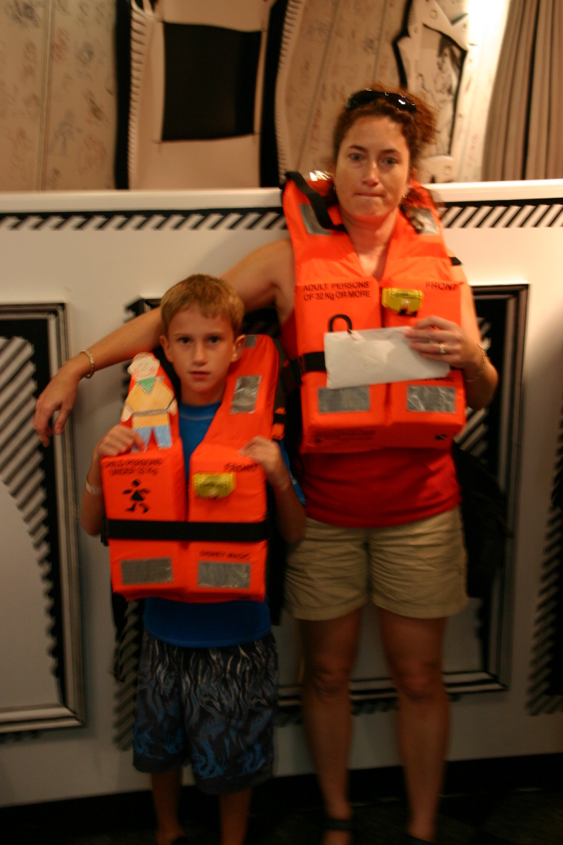 2007/09(September)/2007-Disney-Cruise/Day1/800x600_2007-09-22-Disney-Magic-Cruise-20-Chance-Suzi-Flat-Stanley.JPG