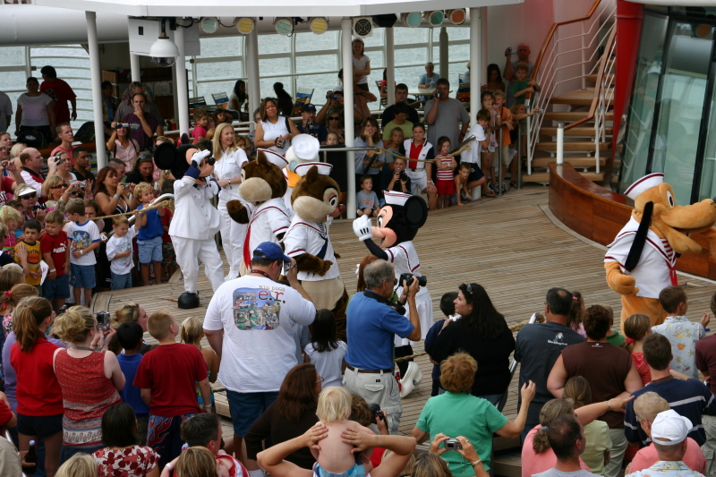 2007/09(September)/2007-Disney-Cruise/Day1/800x600_2007-09-22-Disney-Magic-Cruise-23-Mickey-Minnie-Chip-Dale-Donald-Pluto.JPG
