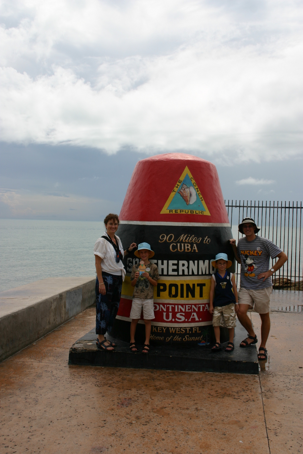 2007/09(September)/2007-Disney-Cruise/Day2-Key-West/1024x768_2007-09-23-Disney-Magic-Cruise-13-Key-West-Suzi-Chance-Flat-Stanley-Dax-Travis.JPG