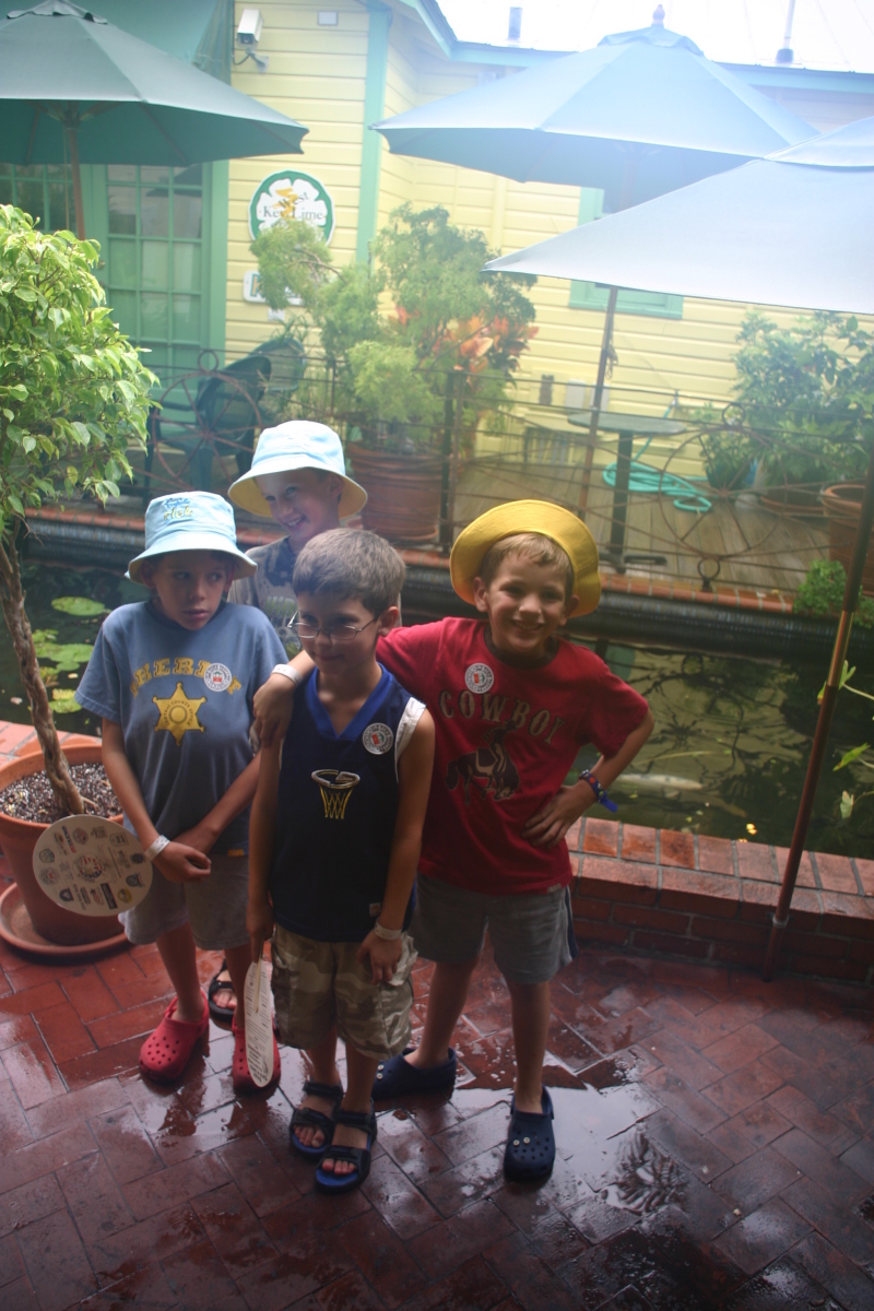 2007/09(September)/2007-Disney-Cruise/Day2-Key-West/800x600_2007-09-23-Disney-Magic-Cruise-05-Key-West-Jack-Chance-Dax-Case.JPG