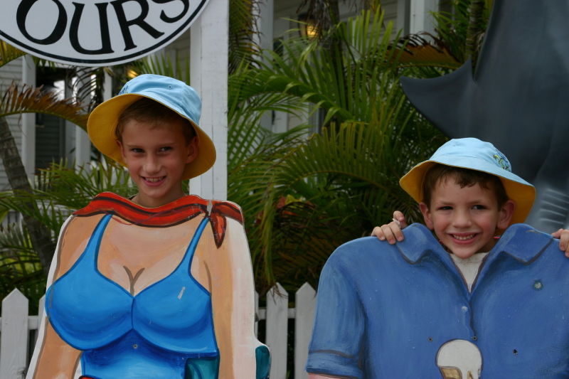 2007/09(September)/2007-Disney-Cruise/Day2-Key-West/800x600_2007-09-23-Disney-Magic-Cruise-11-Key-West-Chance-Case.JPG