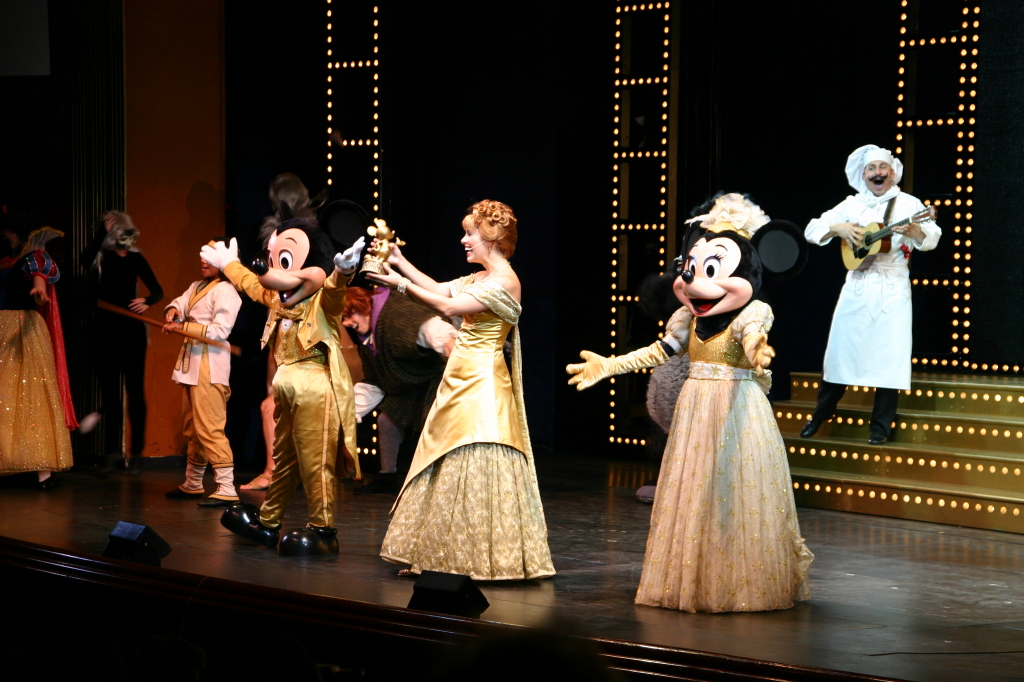 2007/09(September)/2007-Disney-Cruise/Day3/1024x768_2007-09-24-Disney-Magic-Cruise-57-Mickey-Minnie.JPG