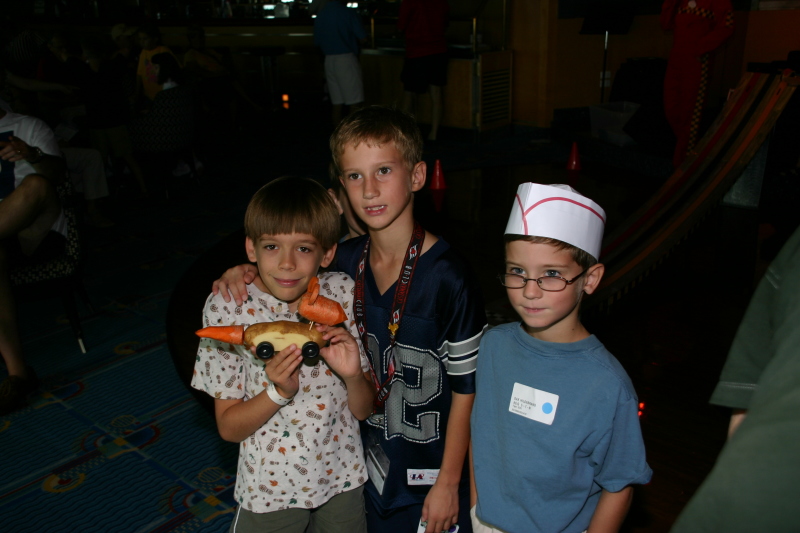 2007/09(September)/2007-Disney-Cruise/Day3/800x600_2007-09-24-Disney-Magic-Cruise-03-Jack-Chance-Dax-veggie-derby-race.JPG