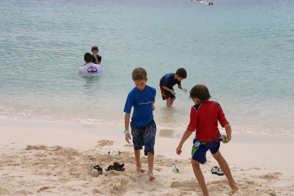 2007/09(September)/2007-Disney-Cruise/Day4-Grand-Cayman/1024x768_2007-09-25-Disney-Magic-Cruise-51-Grand-Cayman-7mi-beach-Chance-Dax-Jack.JPG