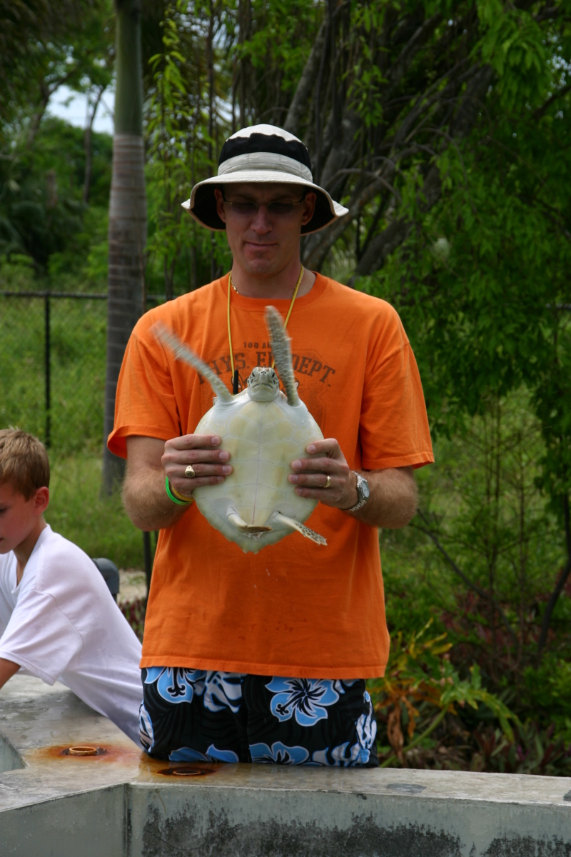 2007-09-25-Disney-Magic-Cruise-23-Grand-Cayman-Turtle-farm-Travis.JPG