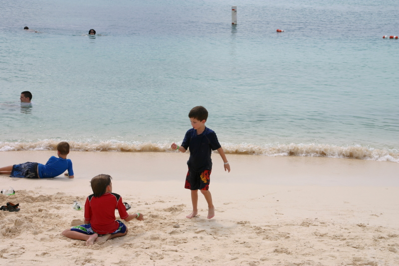 2007/09(September)/2007-Disney-Cruise/Day4-Grand-Cayman/800x600_2007-09-25-Disney-Magic-Cruise-54-Grand-Cayman-7mi-beach-Chance-Jack-Dax.JPG