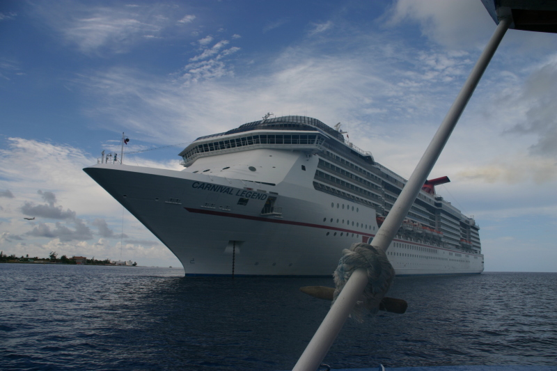 2007/09(September)/2007-Disney-Cruise/Day4-Grand-Cayman/800x600_2007-09-25-Disney-Magic-Cruise-62-Grand-Cayman-Carnival-Legend-ship.JPG