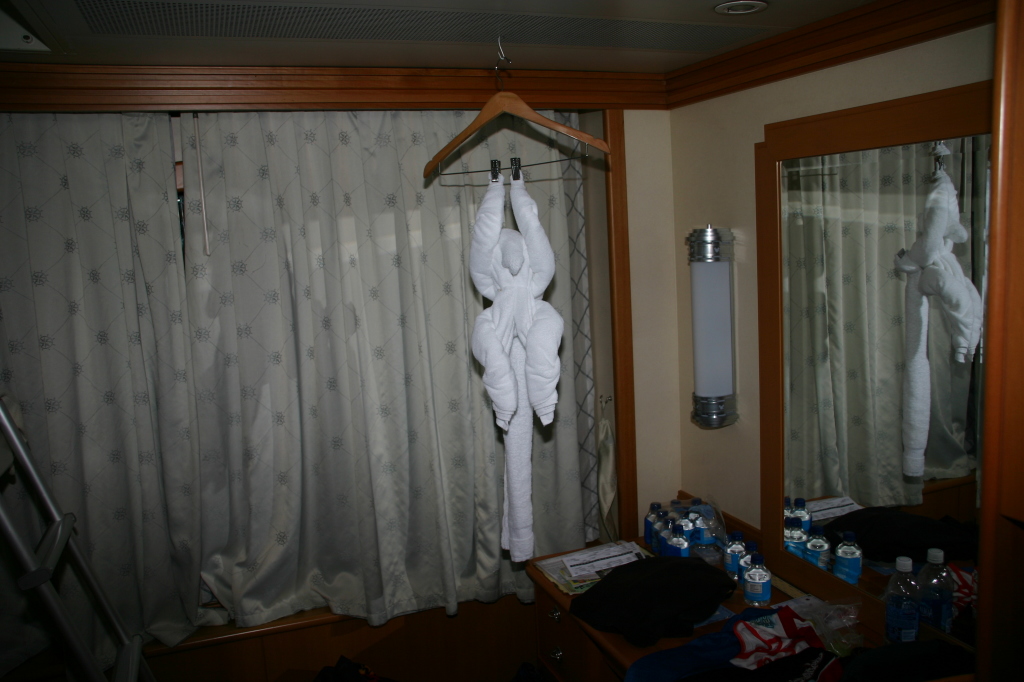 2007/09(September)/2007-Disney-Cruise/Day5/1024x768_2007-09-26-Disney-Magic-Cruise-27-Monkey-towel.JPG