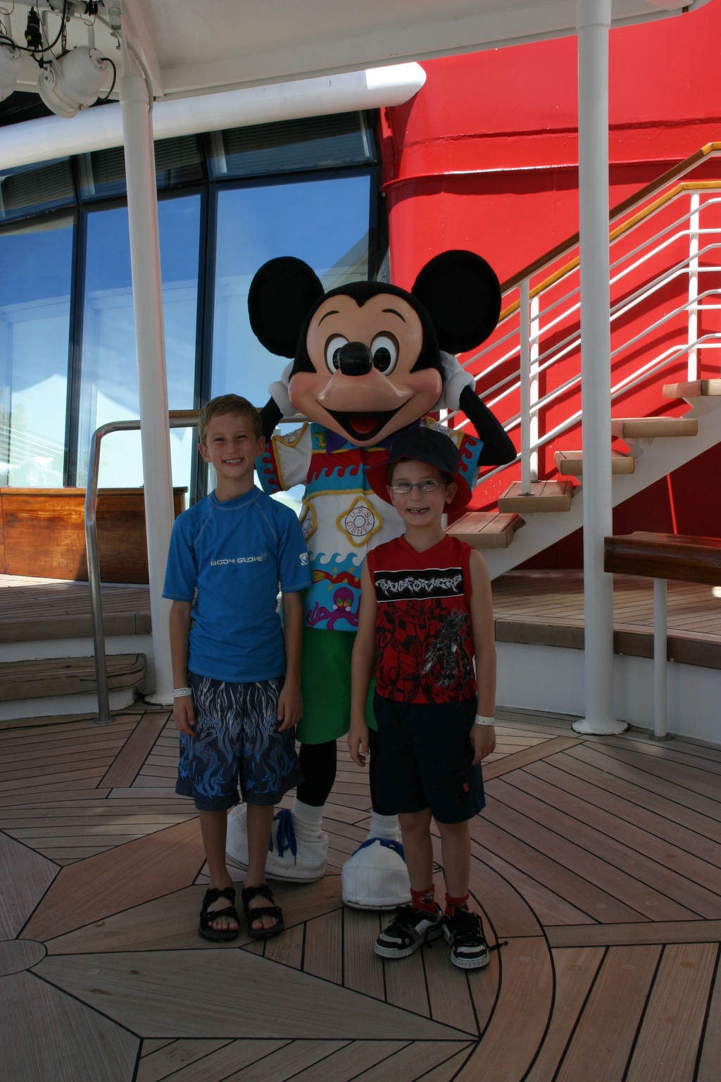 2007/09(September)/2007-Disney-Cruise/Day6/1024x768_2007-09-27-Disney-Magic-Cruise-04-Mickey-Chance-Dax-GOOD.JPG