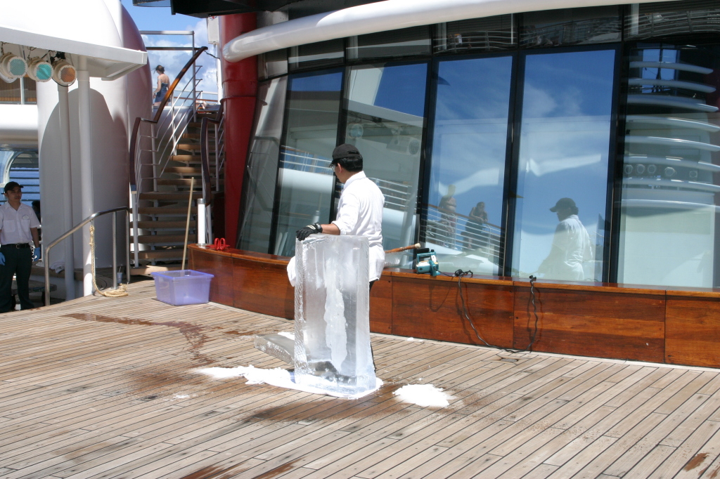 2007/09(September)/2007-Disney-Cruise/Day6/1024x768_2007-09-27-Disney-Magic-Cruise-07-ice-carving.JPG