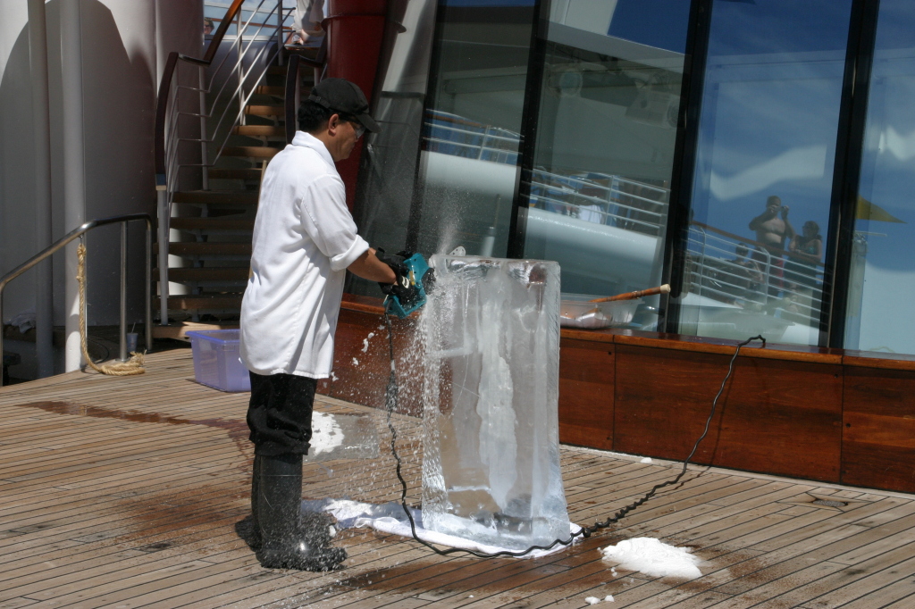 2007/09(September)/2007-Disney-Cruise/Day6/1024x768_2007-09-27-Disney-Magic-Cruise-08-ice-carving.JPG