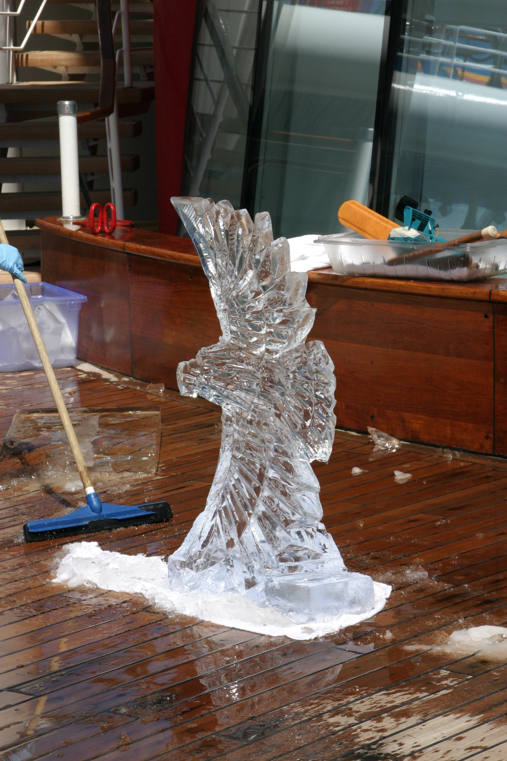 2007/09(September)/2007-Disney-Cruise/Day6/1024x768_2007-09-27-Disney-Magic-Cruise-11-ice-carving.JPG