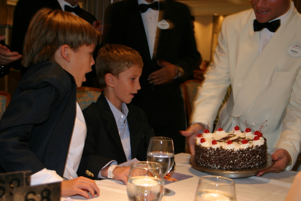 2007/09(September)/2007-Disney-Cruise/Day6/1024x768_2007-09-27-Disney-Magic-Cruise-19-Jack-Chance-bday-cake.JPG