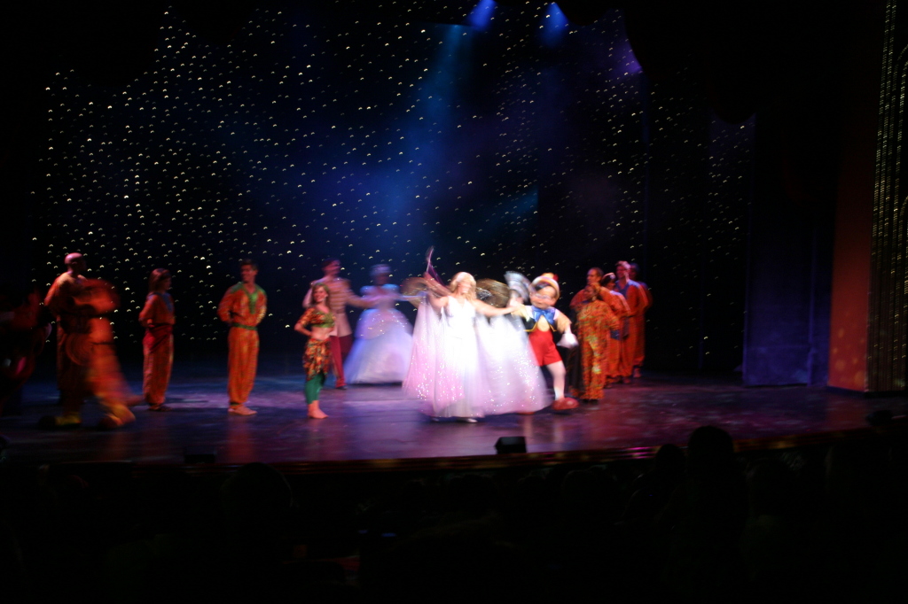 2007/09(September)/2007-Disney-Cruise/Day6/1024x768_2007-09-27-Disney-Magic-Cruise-25-show.JPG