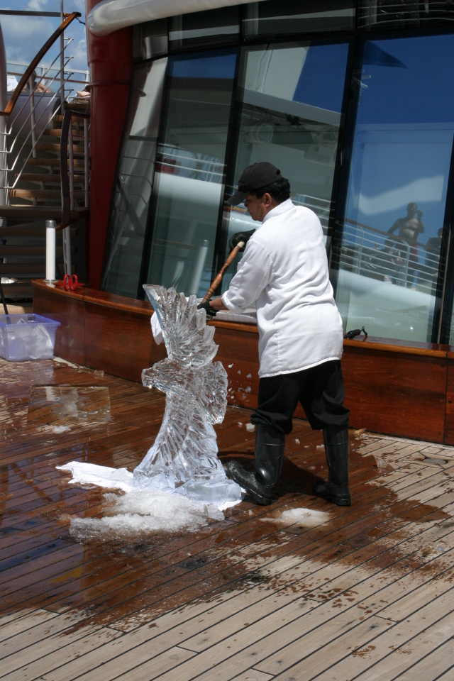 2007/09(September)/2007-Disney-Cruise/Day6/640x480_2007-09-27-Disney-Magic-Cruise-10-ice-carving.JPG