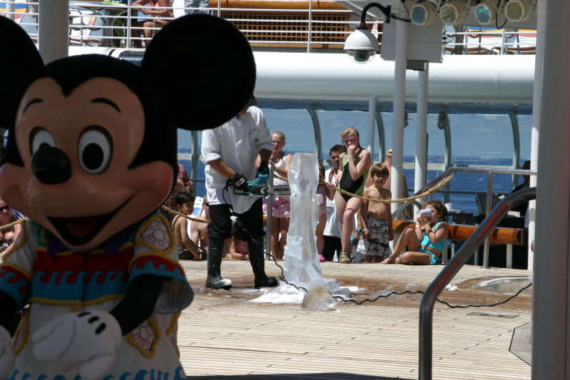 2007/09(September)/2007-Disney-Cruise/Day6/800x600_2007-09-27-Disney-Magic-Cruise-03-Mickey-ice-carving.JPG