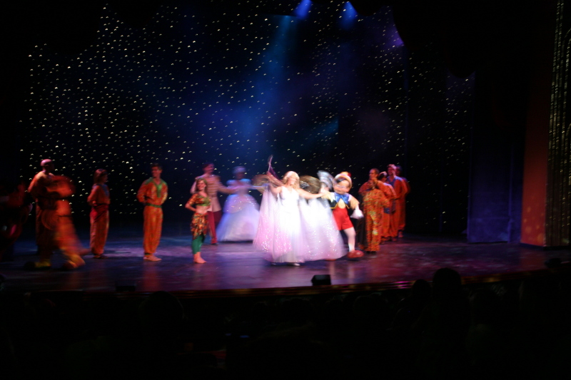 2007/09(September)/2007-Disney-Cruise/Day6/800x600_2007-09-27-Disney-Magic-Cruise-25-show.JPG