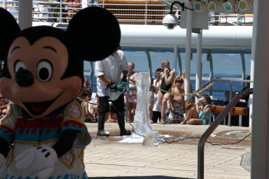 2007-09-27-Disney-Magic-Cruise-03-Mickey-ice-carving.JPG
