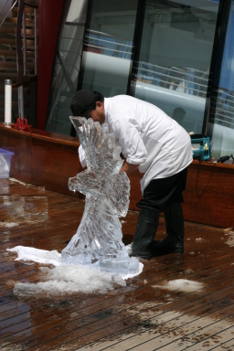 2007-09-27-Disney-Magic-Cruise-09-ice-carving.JPG