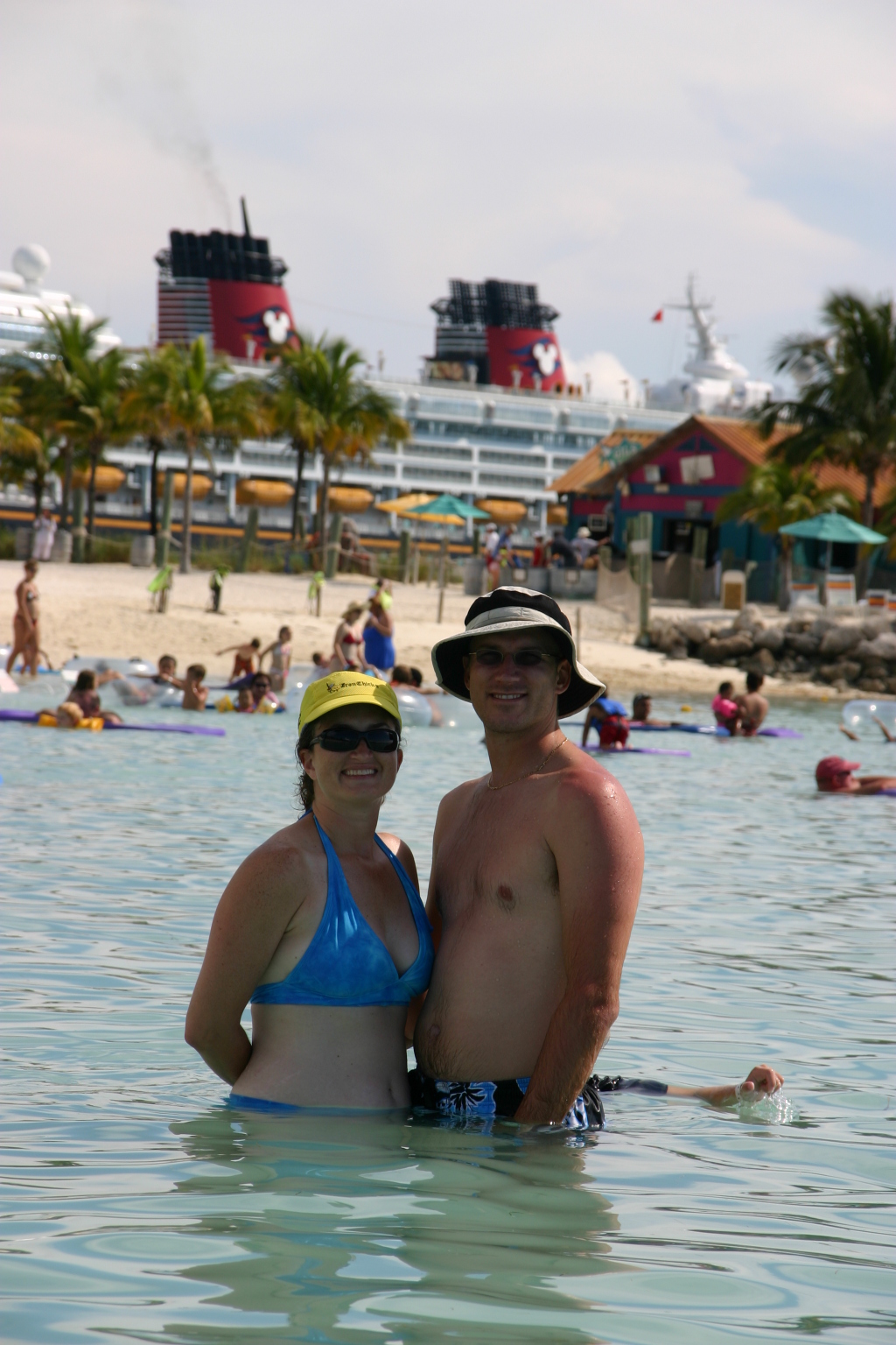2007/09(September)/2007-Disney-Cruise/Day7-Castaway-Cay/1024x768_2007-09-28-Disney-Magic-Cruise-21-Castaway-Cay-Suzi-Travis.JPG