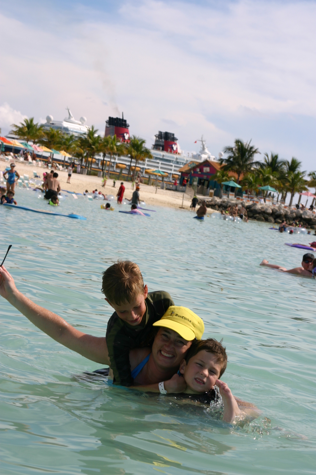 2007/09(September)/2007-Disney-Cruise/Day7-Castaway-Cay/1024x768_2007-09-28-Disney-Magic-Cruise-24-Castaway-Cay-Chance-Suzi-Dax.JPG