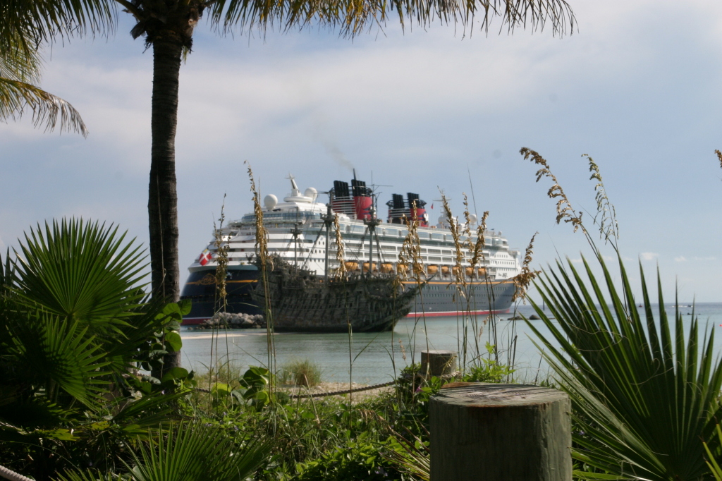 2007/09(September)/2007-Disney-Cruise/Day7-Castaway-Cay/1024x768_2007-09-28-Disney-Magic-Cruise-27-Castaway-Cay-ships.JPG