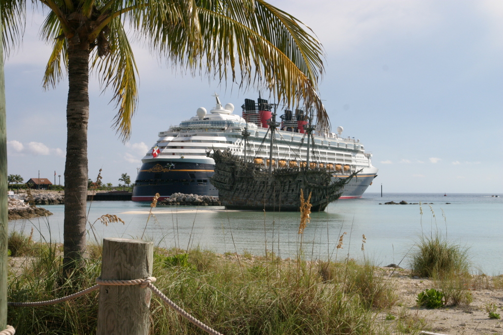 2007/09(September)/2007-Disney-Cruise/Day7-Castaway-Cay/1024x768_2007-09-28-Disney-Magic-Cruise-30-Castaway-Cay-ships.JPG