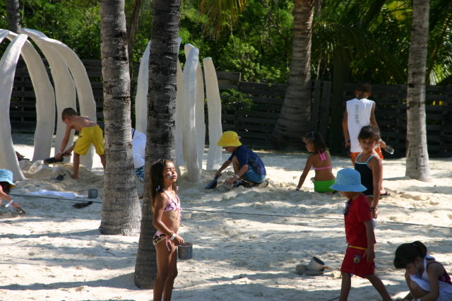 2007-09-28-Disney-Magic-Cruise-03-Castaway-Cay-Dax-whale-dig.JPG
