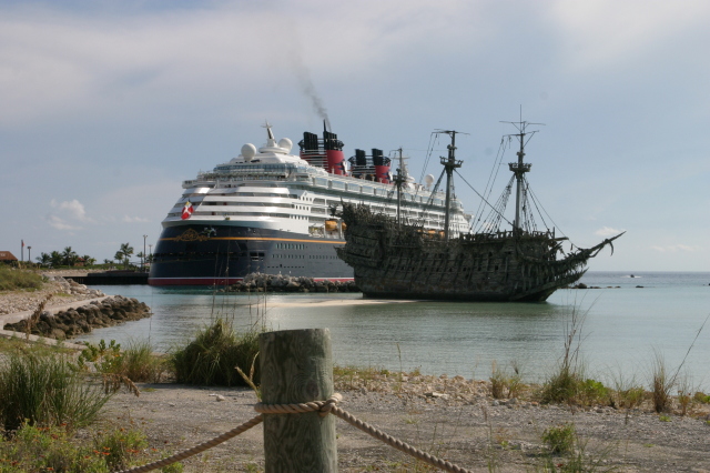 2007/09(September)/2007-Disney-Cruise/Day7-Castaway-Cay/640x480_2007-09-28-Disney-Magic-Cruise-32-Castaway-Cay-ships.JPG