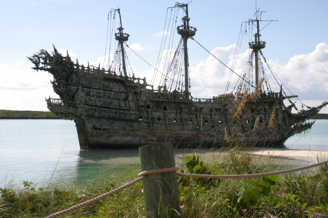 2007-09-28-Disney-Magic-Cruise-33-Castaway-Cay-ships.JPG