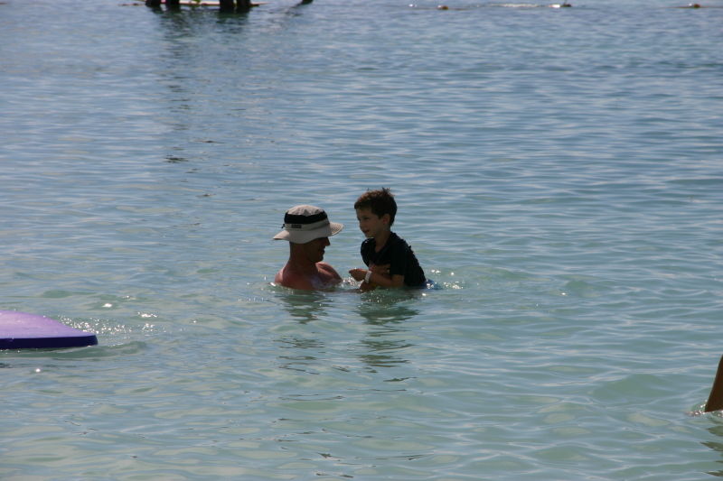 2007/09(September)/2007-Disney-Cruise/Day7-Castaway-Cay/800x600_2007-09-28-Disney-Magic-Cruise-16-Castaway-Cay-Travis-Dax.JPG