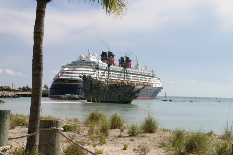 2007/09(September)/2007-Disney-Cruise/Day7-Castaway-Cay/800x600_2007-09-28-Disney-Magic-Cruise-28-Castaway-Cay-ships.JPG