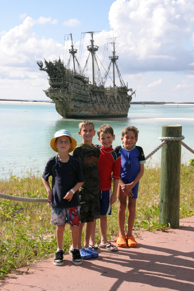 2007/09(September)/2007-Disney-Cruise/Day7-Castaway-Cay/800x600_2007-09-28-Disney-Magic-Cruise-35-Castaway-Cay-Dax-Chance-Case-Jack-pirate-ship-GOOD.JPG