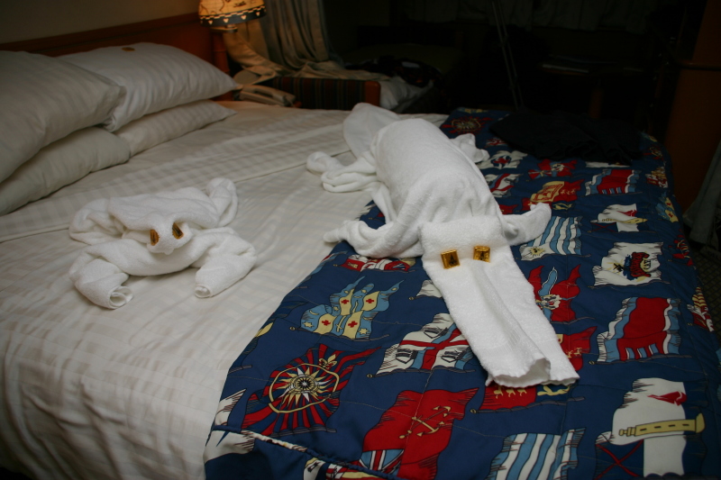 2007-09-28-Disney-Magic-Cruise-45-Castaway-Cay-crab-alligator-towels.JPG