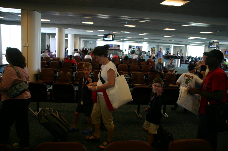 2007-09-29-Disney-Magic-Cruise-46-airport-home-Suzi-Chance-Dax.JPG