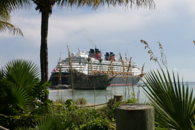 2007-09-28-Disney-Magic-Cruise-27-Castaway-Cay-ships.JPG