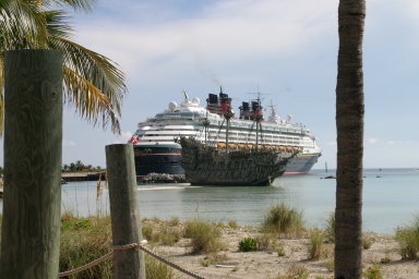 2007-09-28-Disney-Magic-Cruise-29-Castaway-Cay-ships.JPG