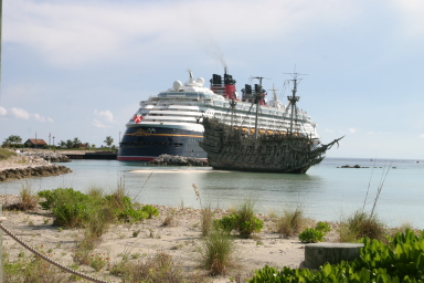 2007-09-28-Disney-Magic-Cruise-31-Castaway-Cay-ships.JPG