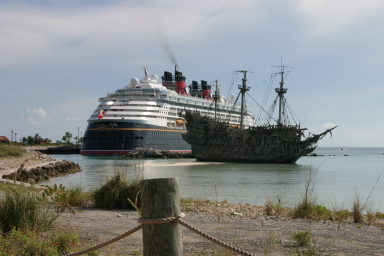 2007-09-28-Disney-Magic-Cruise-32-Castaway-Cay-ships.JPG
