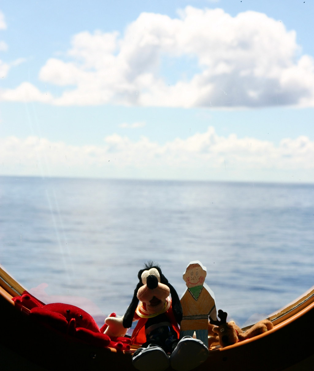 2007/09(September)/Flat-Stanley/1024x768_2007-09-27-Disney-Magic-Cruise-01-Flat-Stanley-cabin-window-sill.JPG